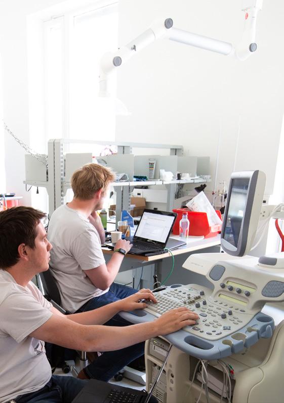 Tormod Ryeng og Andreas Løhre tester medisinskteknisk utstyr under en inntrengingstest.