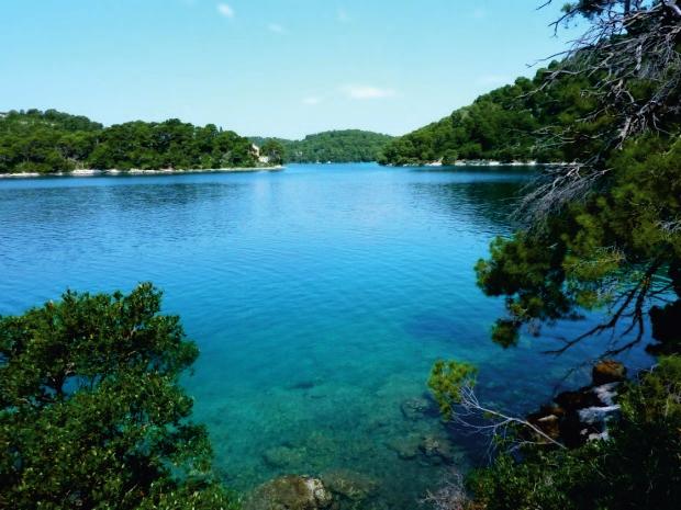 Dubrovnik er en labyring av bilfrie marmorgater, steinhus i matchende farger og storslagne palasser. Byen er full av liv. Lokale innbyggere mater katten, henger ut klesvasken i de trange smugene.