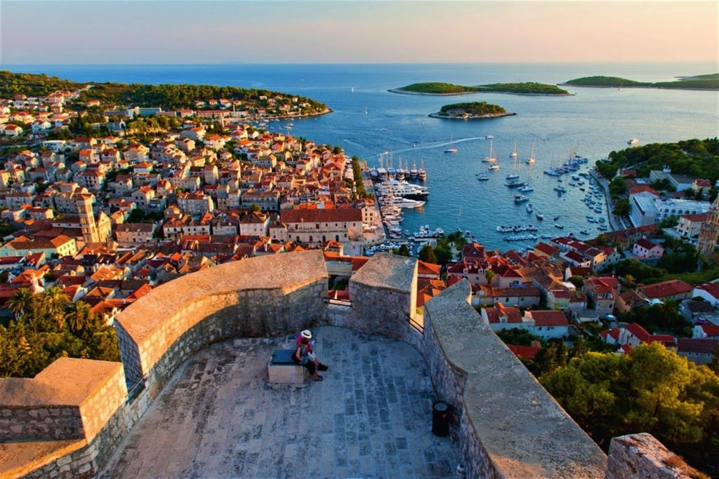 Vi kan overnatte i Vela Luka eller reise tilbake til Korcula. Tid på egen hånd før vi møtes til en velsmakende på restaurant i gamlebyen før bussen tar oss tilbake til havnen.. DAG. OKTOBER.