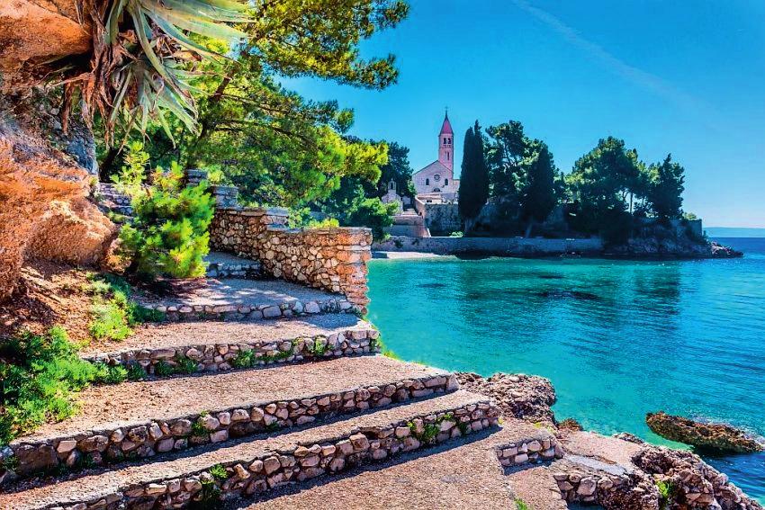 DAG. OKTOBER. HVAR SPLIT Etter frokost setter vi kursen mot den koselige landsbyen Bol.