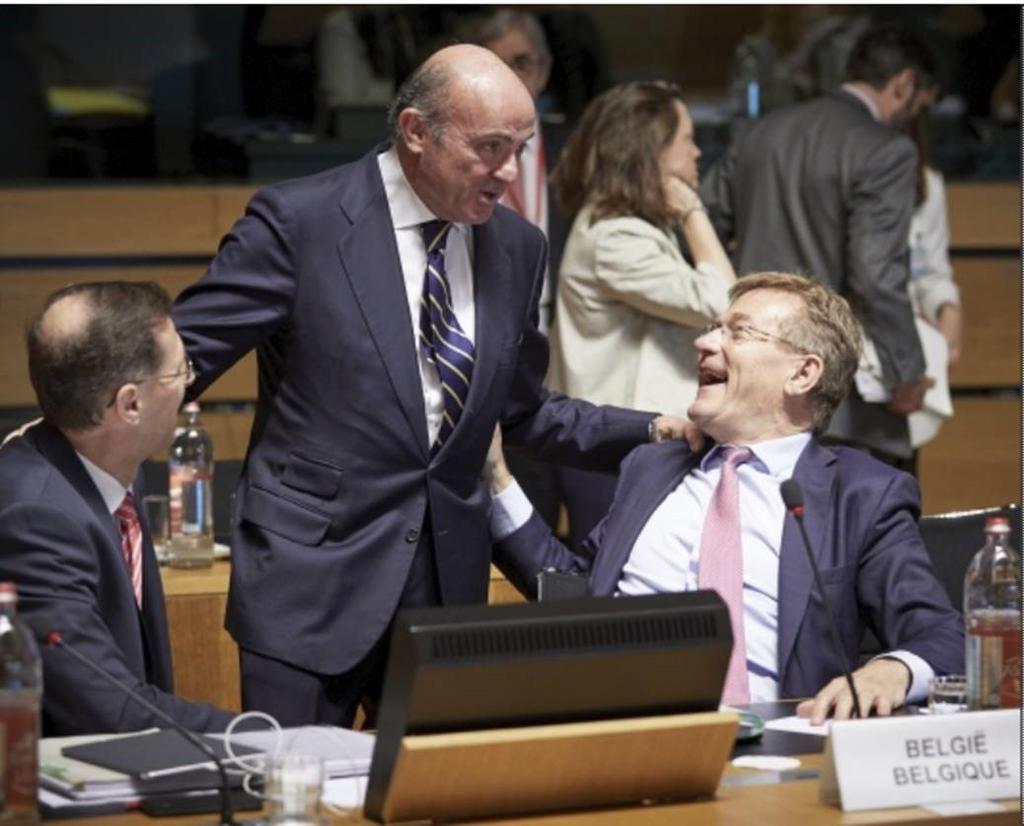 Hjertelig gjensyn mellom Belgias finansminister Johan van Overtveldt og ex-kollega Luis de Guindos, nå visepresident i ECB.