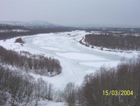 Figur 17. Altaelva like før utløpet i fjorden er normalt helt islagt fra desember til april (Foto A. Tvede 15.mars 24). Figur 16.