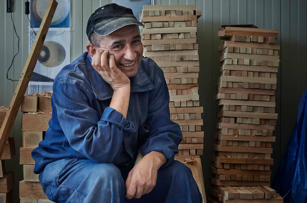 DAN VIRGIL, også kalt Doru, har jobbet som tredreier siden han var 14 år, og håndverket har gått i arv i familien i flere generasjoner.