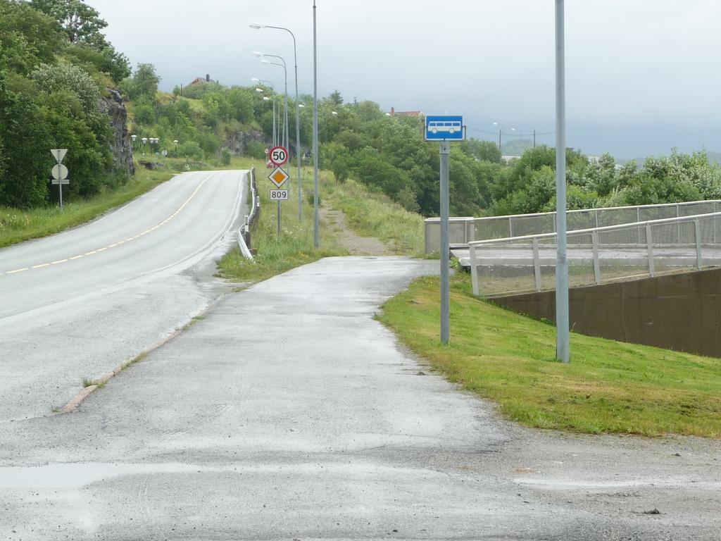 4 Det skal opparbeides gang og sykkelveg mellom Vågen og Høvdingesetet. Det er regulert gang og sykkelvegtrasè på deler av strekningen.