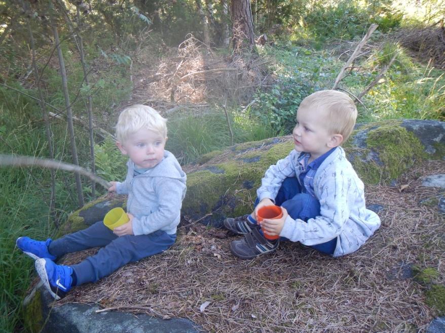 julefrtellinger g julesanger/musikk hver dag. Lager julepynt g pynter g gjør det fint på avdelingen vår.