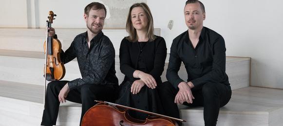 estaciones portenas (Årstidene). Oslo III består av Emil Huckle-Kleve på fiolin, Bendik Finnerud på klaver og Cathy Donnelly på cello.