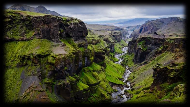 (F,L,M) Þórsmörk (på norsk Thorsmørk) er en grønn oase omringet av isbreer, isbreelver og fjelltopper og i dag bruker vi stor del av dagen til å oppleve en av Islands aller største naturperler.