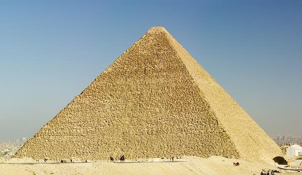 Oppgave 1 Keopspyramiden i Egypt har en kvadratisk grunnflate med side 30 m og høyde 147 m. Tenk deg at all steinen i pyramiden legges jevnt utover et kvadratisk område som er 1 km på hver side.