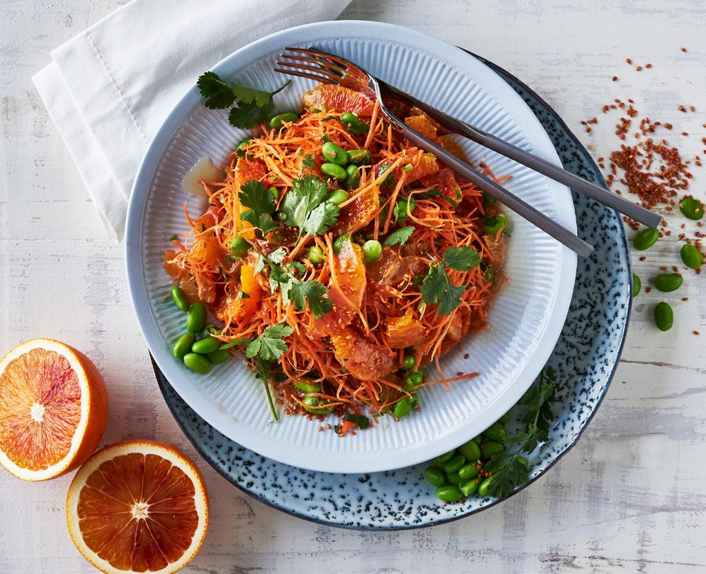 GULROT- OG APPELSINSALAT En fargerik, klimasmart og energigivende salat med kontraster i både farge og smak.