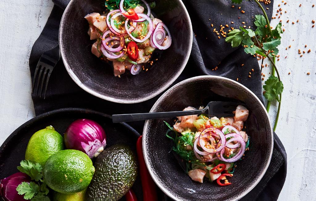 ASIATISK LAKSE-CEVICHE MED LIME Ceviche er en måte å tilberede fisk på med hjelp av syre fra lime. Her er en asiatisk variant av den peruanske originalen smaksatt med blant annet sesam og chili.