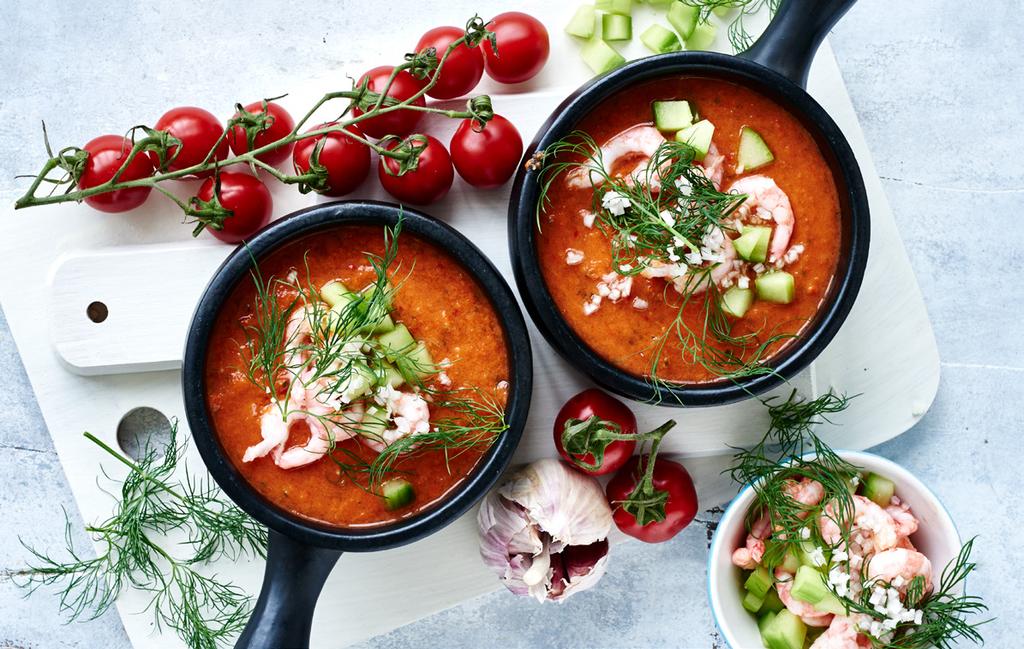 KALD TOMATSUPPE En kald tomatsuppe med dype smaker. Serveres med reker, agurkterninger og dill. Suppen kan forberedes i god tid før servering og stå kaldt over natten.