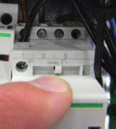 4. På de svarte ledningene står det en betegnelse som viser kabelnummer samt tilkoblingsposisjon. For eksempel 46 K2:1, der 1-tallet står for skrueforbindelse posisjon 1.