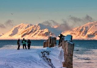 Studenter ved Festningen, Grønfjorden ved Barentsburg Foto: Øystein Grasdal / UNIS Forskningsparken i Longyearbyen Foto: Eva Therese Jenssen / UNIS Høye vitenskapelige ambisjoner Regjeringen