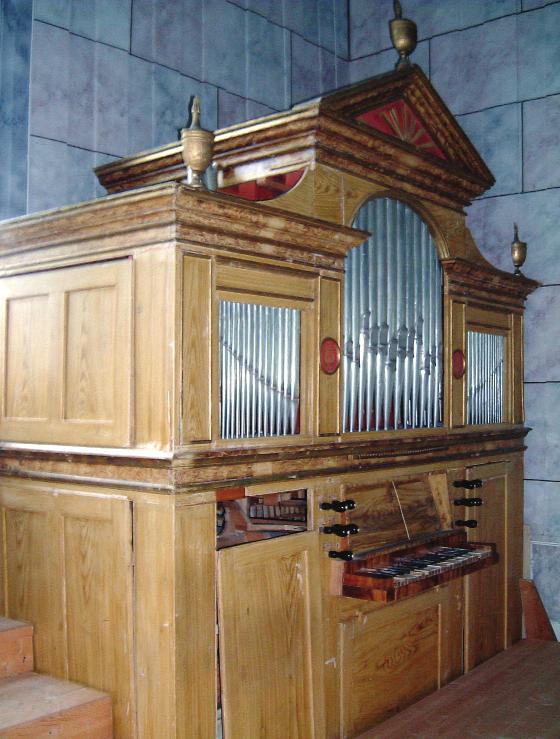 te opp et orgel på den egentlige orgelplassen i kirke, over kongestolen i vest.