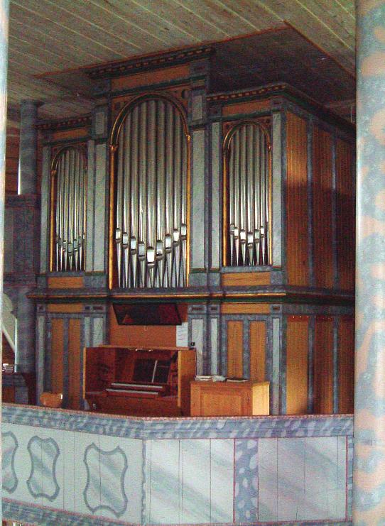delt på to manualer og pedal.15 Dessverre ble orgelet byttet ut i 1974, riktignok med et noe større instrument, men av en vesentlig dårligere klanglig standard. Fig.