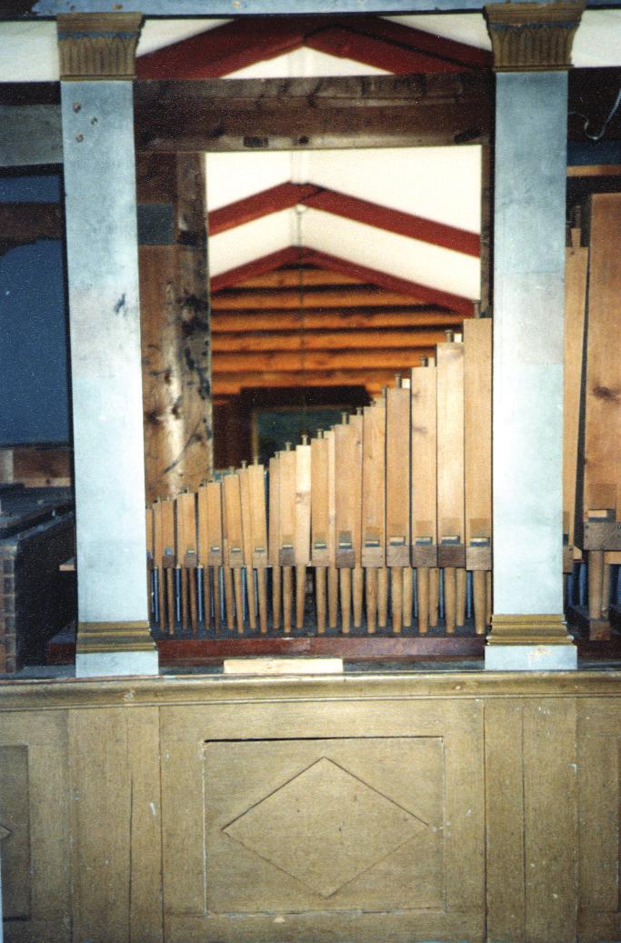 fortsatt er spillbare. Orgelet i Holøydal ble noe ombygd i forbindelse med overflyttingen fra Hurdal, men det ble aldri installert elektrisk vifte.