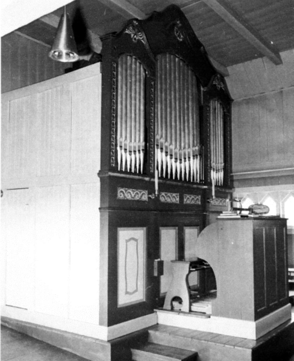 Fig. 13 Det klingende prospektet til orgelet i Øvre Rendal kirke fra 1887. Det er uvanlig at orgler fra siste halvdel av 1800-tallet fikk skårne akantusornamenter festet til prospektet.