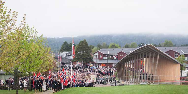 Birkelandssangen Tekst: Peder Knutson, melodi: Åsmund Knutson Du vakre Birkeland, vår heimegrend, i søndagsglans du i vårt minne kviler, og når du blidt og vennlig til oss smiler, det er som helsing