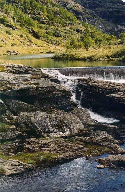 Terskel ved en inntaksti Aurland Vinn-vinn forslaget Idéen er å redusere og bøte på de negative miljøvirkningene av den relativt harde 1970-tallsreguleringen i deler av Aurlandsutbyggingen og