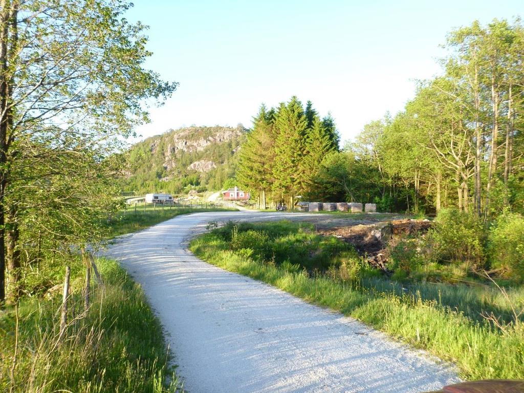 Kjør videre noen hundre meter på grusveien og en vil få en parkeringsplass på høyre side.