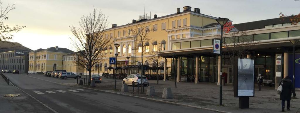 I gjeldende reguleringsplan er fremtidig byggelinje trukket inn på linje med øvrige bygg, et grep som vil gjøre mye positivt for området I gjeldende plan er det vurdert at den gamle stasjonsbygningen