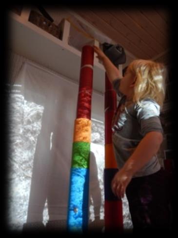 Barn sammenligner egen høyde i forhold til omgivelsene: Magnus og Kaja (4-5 år) har bygget høyt sammen, nå sammenligner Magnus høyden til Kaja med byggverket og han peker og sier: «Den er høyere enn