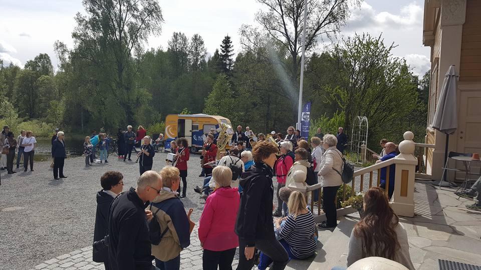 Vi bryr oss om Eidsvoll 2016, en som bryr seg. Bakgrunn for foreningen Vi bryr oss om Eidsvoll var møter i Traktorstallen vinteren 2015.