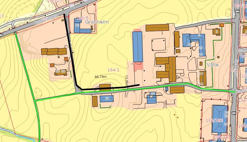 For å rydde opp i trafikksituasjonen ved atkomsten til Kolbuvegen, kan det vurderes å stenge dagens avkjørsel til Granheim og gi denne avkjørsel til en utbedret avkjørsel til Valle.