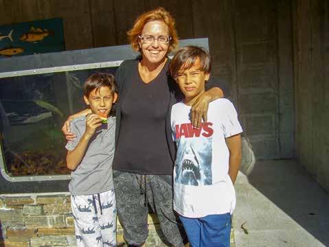 Nytt fra misjonsprosjektet i Bangkok Anne Storstein Haug var hjemme på sommerferie i juli, og vi møtte henne på et «treff» på Røvær, der hun også hadde med seg kunstneren Budis, som stilte ut bilder