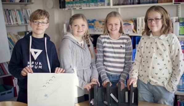 «Team Splash» fra Stavsberg skole har forsket på hvordan man kan fjerne mikroplast fra vaskemaskinens avfallsvann. 326 Stavsberg skole De nasjonale prøvene 2017 på 5.