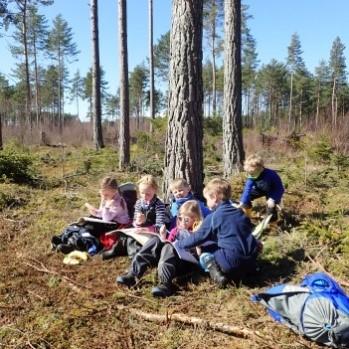 Vi tegnet oss selv, og vi lagde et bilde der vi blåste opp ballonger og malte med de i forskjellige farger.