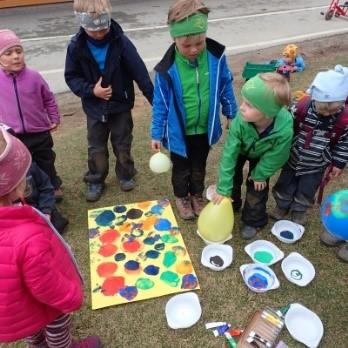 Mer som i en blomstereng med "Grugleding". Utstillingen finner dere på Vik torg.