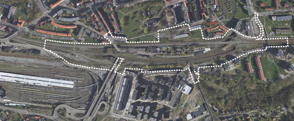 Tiltaksområdet ligger i den delen av jernbanestrekningen hvor sporene for Hovedbanen og Gardermobanen/Gjøvikbanen splitter opp, mellom en bebygd «øy» mellom jernbanesporene, der Enebakkveien krysser