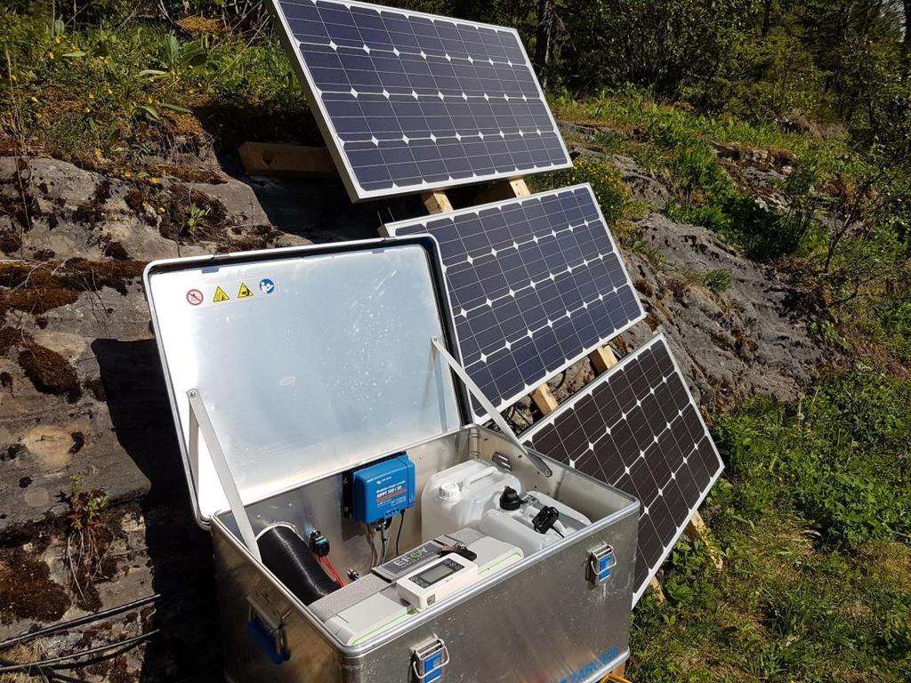 Figur 7. Solcellepaneler med brenselscelle som er montert i en aluminiumskasse med metanoltank, forsynte videosystemet i sausvassdraget med strøm i Sausvassdraget i 2017. 2.3.