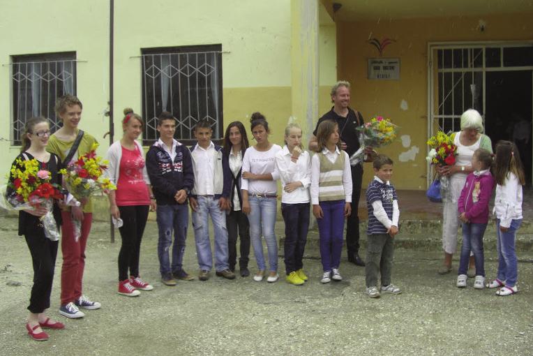 lys og strøm, og foreldre hadde deretter bidratt med varmeovner i klasserommene. I 2012 la Team Albania nytt tak på hele skolen.