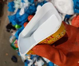 80 prosent av plasten materialgjenvinnes Kildesortert plastemballasje går til oppsamling og pressing før det fraktes til store sorteringsanlegg i Tyskland.
