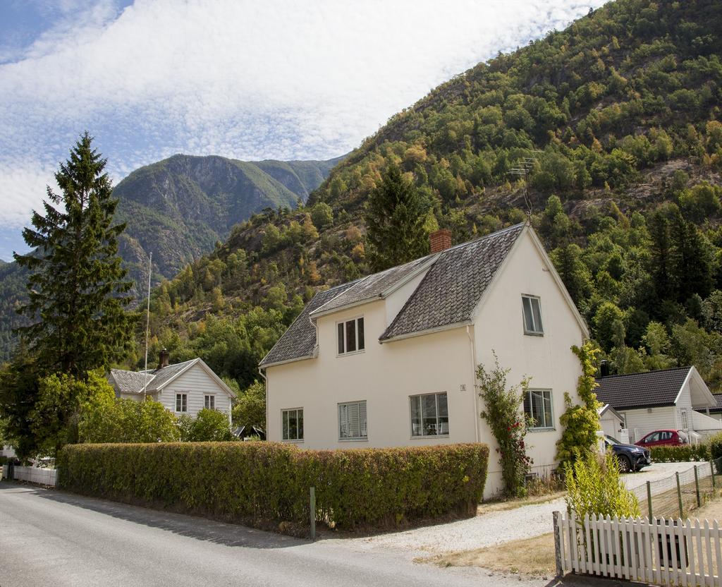 SALGSOPPGAVE BUD MOTTATT - Lys og triveleg einebustad i Lærdal T Triveleg einebustad/fritidsbustad med 4 soverom vurderes solgt 1 950 000 kr.