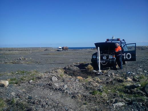 Øvelsesskrog og kassert varebil Brønn 1 Brønn 2 Brønn 3 Figur 5. Vardø BØF-2. Bildene viser plassering av brønnene og øvingsskroget som var blitt satt ut på området etter den 1. befaringen.