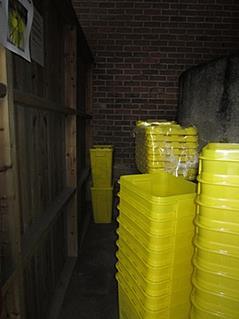 Risikoavfall. Avfall som ikke kan kastes i ordinære avfallsbeholdere fordi de kan skade renholderne eller avfallsfirma- ansatte, skal has i gule esker som er merket «Clinical waste. Unspesified».