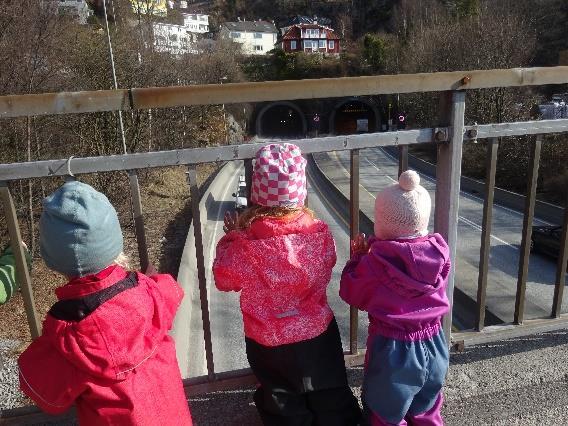 Turene gir oss god motorisk trening. For små barneføtter er det viktig å tilpasse turene.