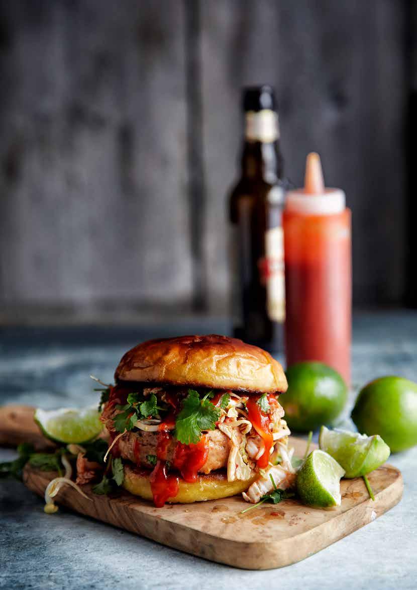 ASIATISK BURGER MED KIMCHI OG SRIRACHAMAJONES BURGER 1200 g kjøttdeig av svin 10 % 3 egg 50 g fersk revet ingefær 1,5 1,5 kinesisk hvitløk eller 6 stk fedd 2 potter fersk finhakket koriander 125 g