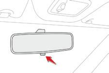 Stilling endres ved å dra i eller skyve på hendelen under speilet. F Med bilen ro, hold i rattet og senk deretter betjeningen for å låse opp.