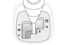 Kjøring ETG-girkasse ETG-girkassen med fem girtrinn tilbyr valget mellom automatisk og manuelt skifte av girtrinn. Girvelger Betjeninger under rattet Visning i instrumentpanelet 4 R.