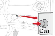 Kjøring Funksjonsfeil Reinitialisering av systemet foretas med tenningen på (kontakt i posisjon "ON" eller modus "ON") og med bilen i ro. F Åpne hanskerommet. F Trykk på knappen for reinistialisering.