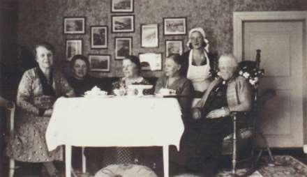 De var noen glade damer som gjerne samlet slekt og venner til muntre lag, og Petra førte tradisjonen videre. Familiesammenholdningen var upåklagelig.