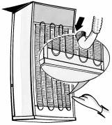 RENGJØRING OG VEDLIKEHOLD Rengjør regelmessig ventilasjonsåpningene og kondensatoren bak på produktet med støvsuger eller børste. Rengjør utsiden med en myk klut. Ved lengre fravær 1. Tøm kjøleskapet.