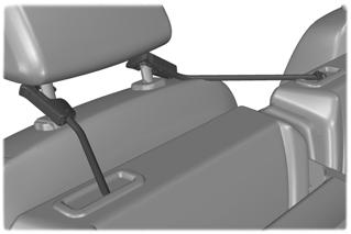 Seter E78071 Trekk ut og fest stroppene til nakkestøttene foran for å holde de nedfelte setene i rett stilling.