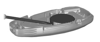 5 E125860 FORSIKTIG Ikke berør batterikontaktene eller kretsbrettet med skrutrekkeren. 5.