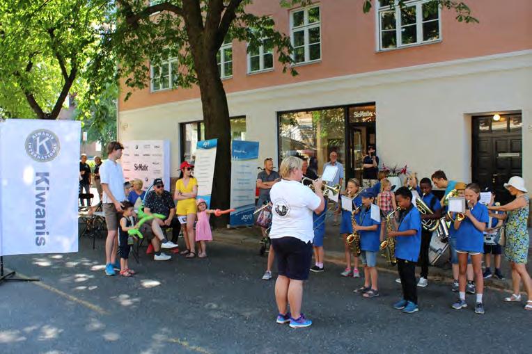 Omkring 200 personer fant etter hvert veien til standen vår.