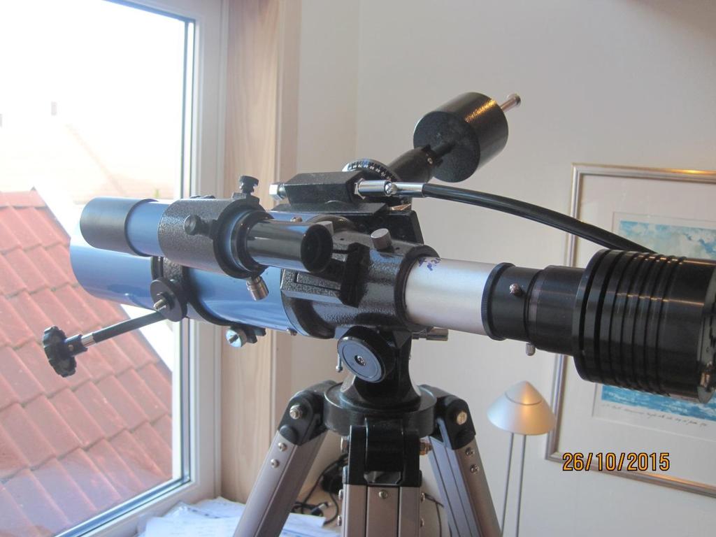 Kopling av kameraet (Starlight Xpress) kameraet til teleskopet (Sky Watcher) Et universal adapter (1,25 inc) er koplet til kameraet og teleskopets okularholder, tommelfinger skruene må festes godt.